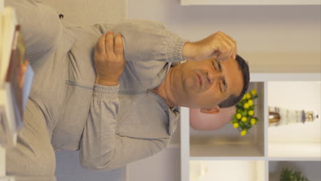 Vertical-video-of-Man-with-elbow-pain.